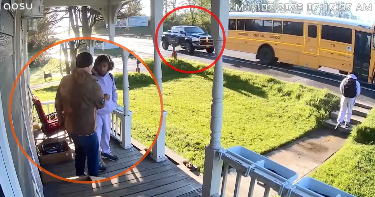 Padre abrazó a su hijo tras presenciar choque de autobús escolar frente a su casa